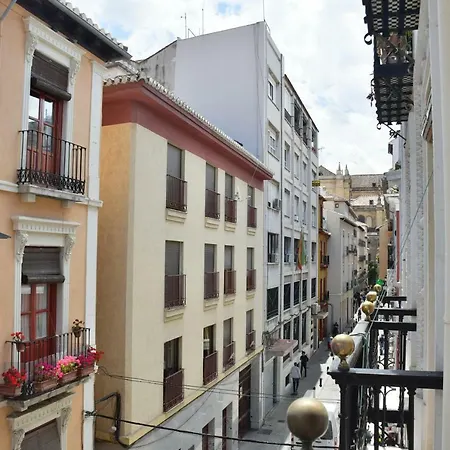 La Casa Junto A La Catedral *